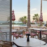 el-fuerte-marbella-restaurante-levante-mesas-terraza-junto-piscina.jpg