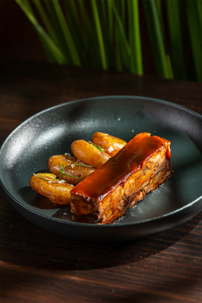 Cœur de côte de Black Angus glacée avec une sauce au bourbon et servie avec des pommes de terre rôties
